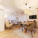 Bravissimo Auriga, Old Town Retreat
